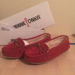 Minnetonka Cally Size 10 Women’s Red Slippers